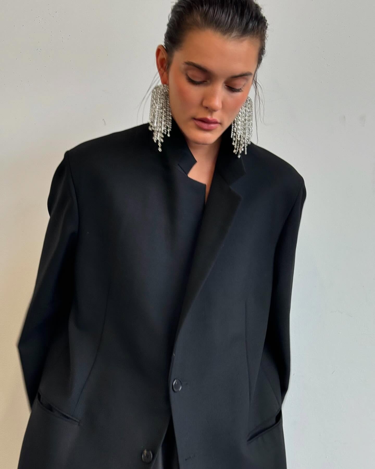 6 Methods Trend Individuals Put on Sparkles With out Wanting Over-the-Prime