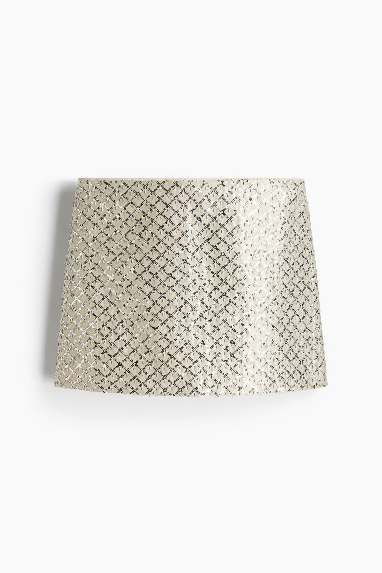 6 Methods Trend Individuals Put on Sparkles With out Wanting Over-the-Prime