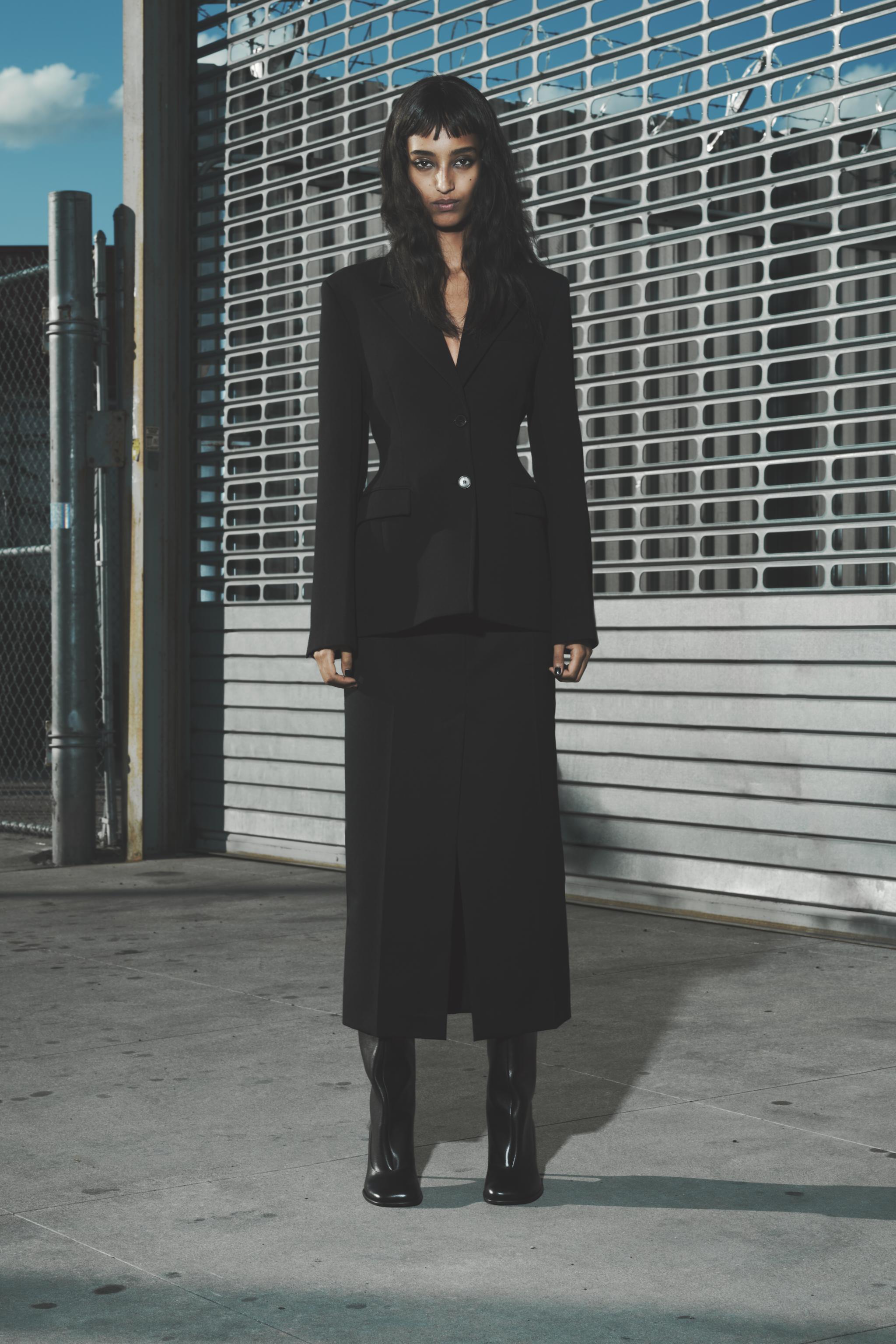 Folks in Paris Will By no means Cease Sporting These Footwear With Denims