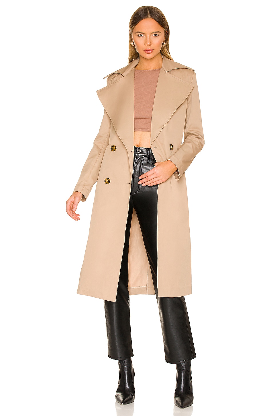 If You See a Celeb on the Airport, There is a 75% Likelihood They're Carrying This Staple