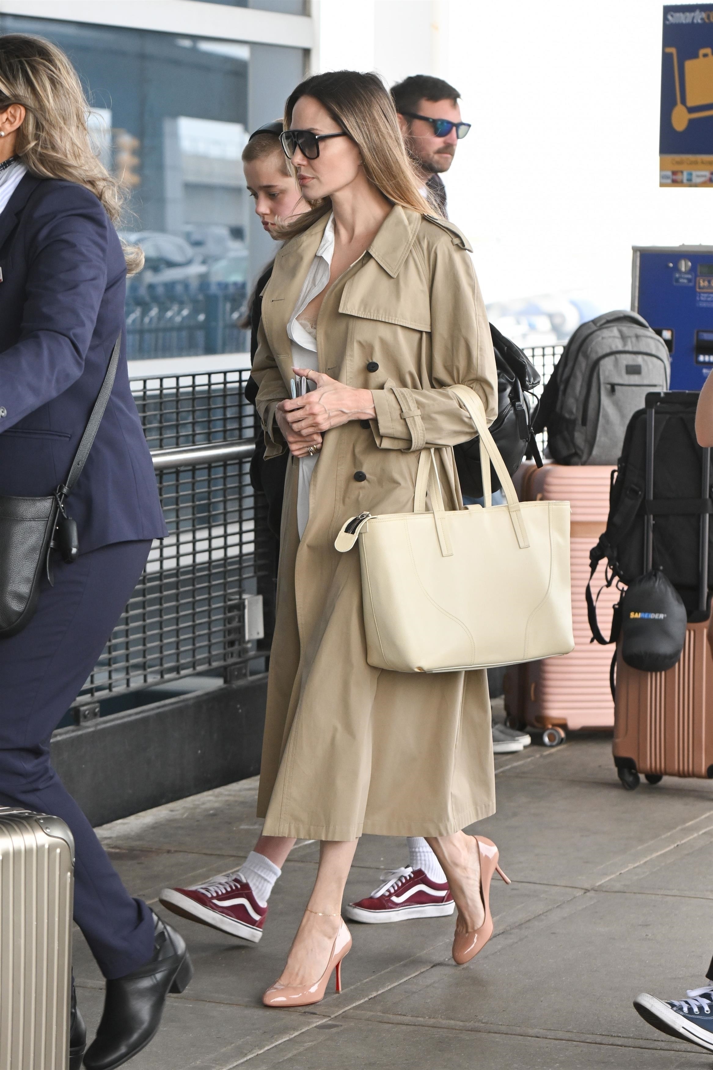 If You See a Celeb on the Airport, There is a 75% Likelihood They're Carrying This Staple