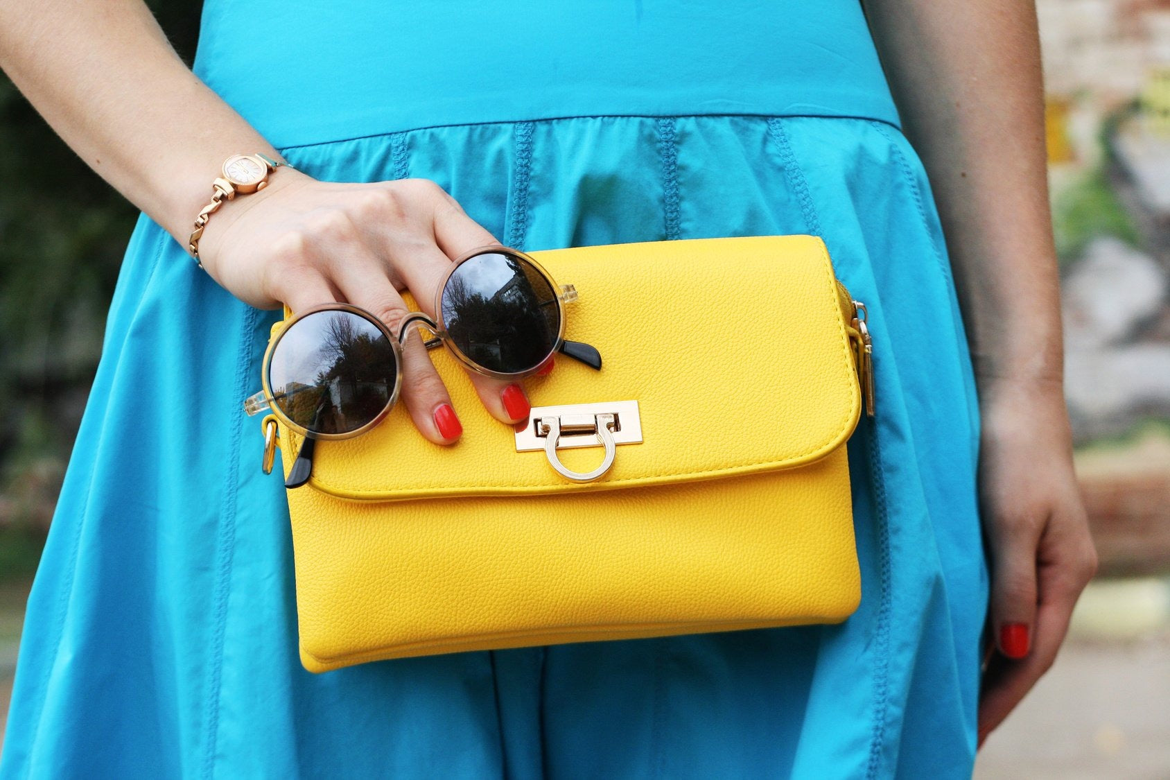 How To Fashion With A Yellow Purse?